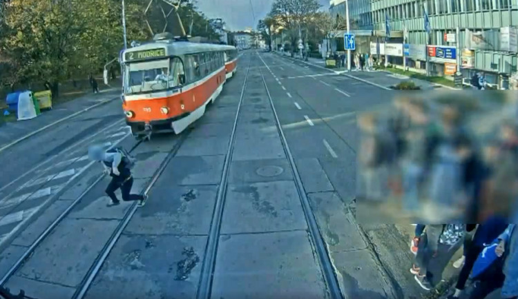 Mladý chlapec vběhl přímo pod jedoucí šalinu