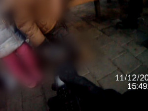 VIDEO: Namol opilý otec vrávoral a málem spadl do kolejiště. Vedl přitom dvě malé děti