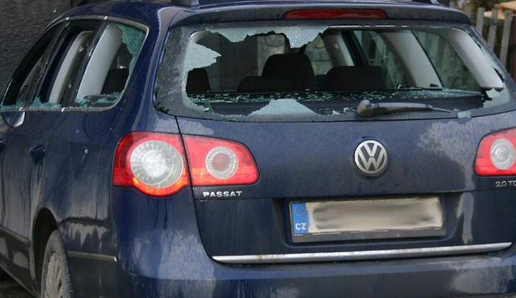 FOTO: Neznámý vandal zdemoloval zaparkované auto