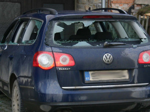 FOTO: Neznámý vandal zdemoloval zaparkované auto