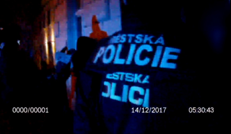 VIDEO: Brněnští strážníci chytili zloděje, který se vloupal do stánku na vánočních trzích