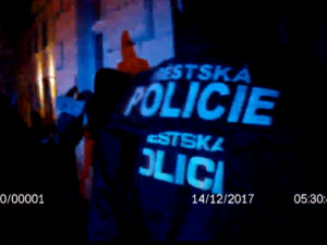 VIDEO: Brněnští strážníci chytili zloděje, který se vloupal do stánku na vánočních trzích