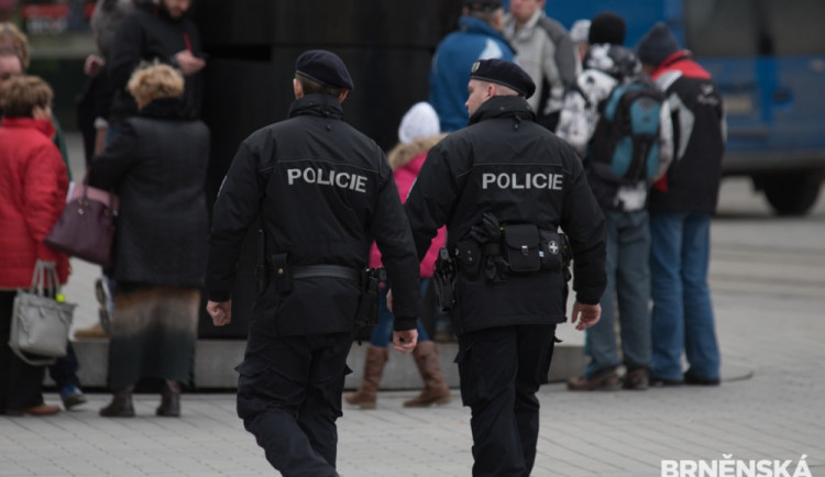 Lupič přepadl banku v centru Brna, policisté ho zatkli přímo při činu