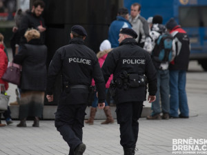 Lupič přepadl banku v centru Brna, policisté ho zatkli přímo při činu