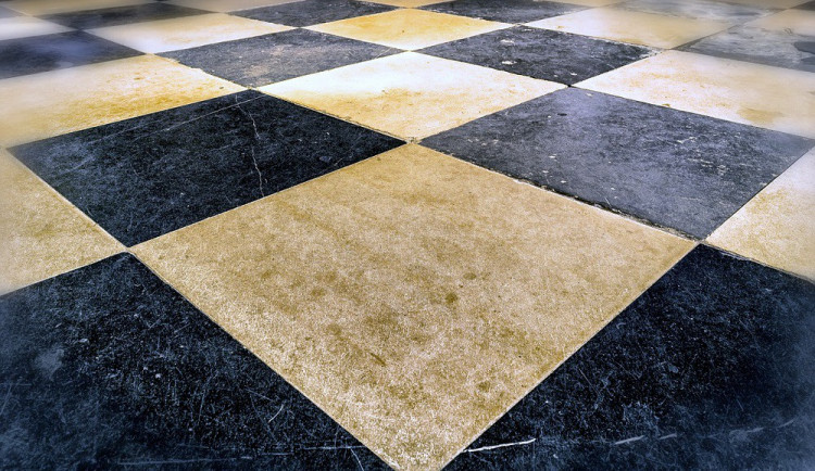 Zloděj ukradl sedmdesát čtverečních metrů podlahy