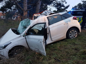 Auto vyjelo ze silnice a narazilo do stromu, spolujezdkyně zemřela