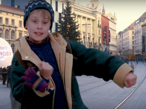 VIDEO: Brněnský autor virálních videí zase řádil! Jágr bruslí pod Joštem, Trump hledá ztraceného Kevina