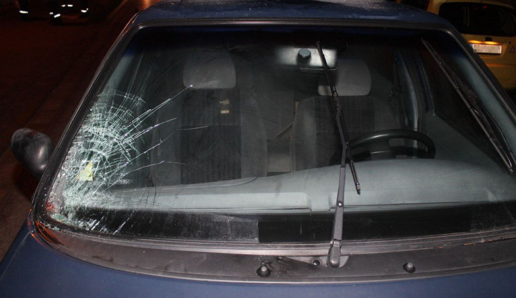 Devatenáctiletý řidič srazil staršího muže. Policisté hledají svědky