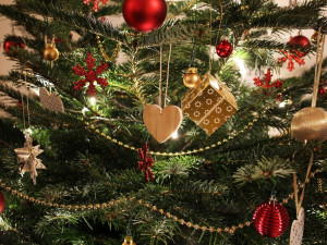 Tradice zdobení vánočních stromků prošla během století řadou změn. Co se dnes vrací do módy?