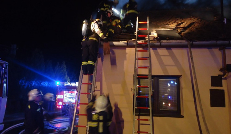 Stačila zapálená svíčka a dům skončil v plamenech. Přes Vánoce hasiči likvidovali tři požáry domů