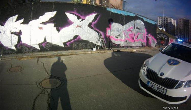 Strážníci nachytali trojici sprejerů u ohromné malby graffiti