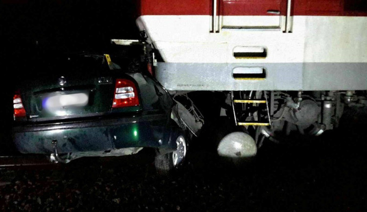Noční srážka vlaku s autem zastavila provoz na trati. Naštěstí se nikdo nezranil