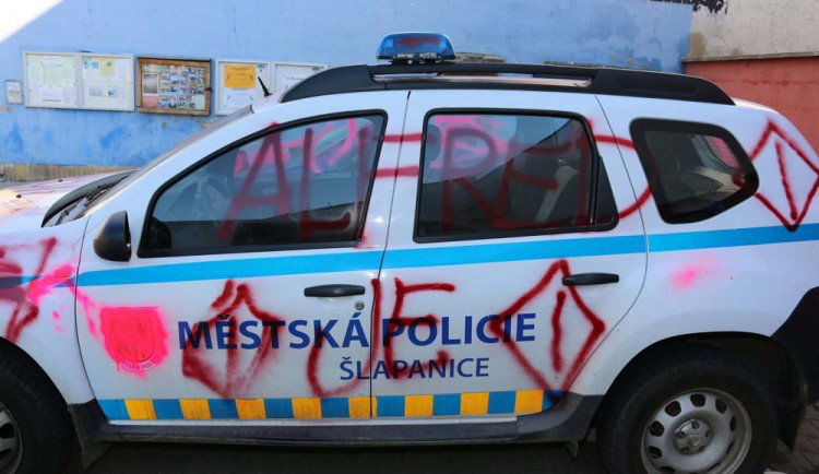 Dva mladíci ve Šlapanicích si z auta strážníků udělali omalovánku