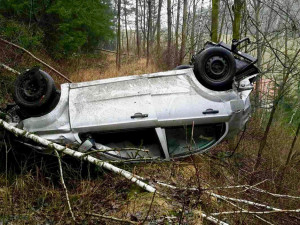 Auto sjelo ze silnice a spadlo ze čtyřicetimetrového srázu. Řidiče našli mrtvého