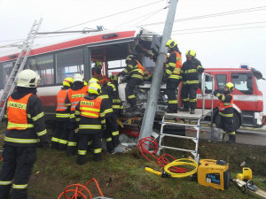 U Šlapanic havaroval trolejbus. Čtyři lidé se zranili, řidiče museli vyprostit