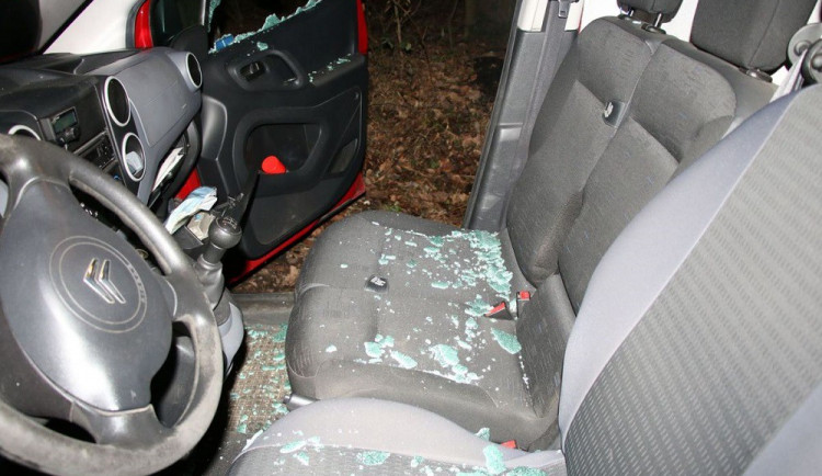 Neznámý zloděj rozmlátil a vykradl auto. Policisté hledají svědky