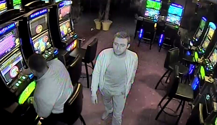 Dva zloději vykradli v Brně hernu. Neznáte je?