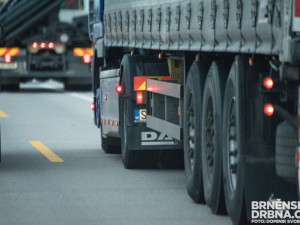 Na D1 ve směru na Ostravu se srazily čtyři dodávky a dva kamiony, dálnice je uzavřena