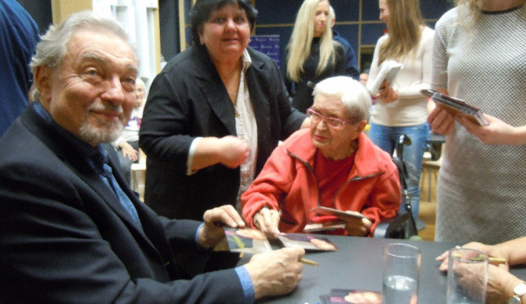 Karel Gott s fanynkami