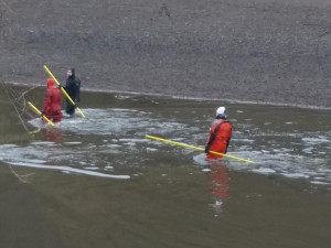 Hladinu Pryglu prohledávali policejní potápěči. Našli dalších třicet pneumatik