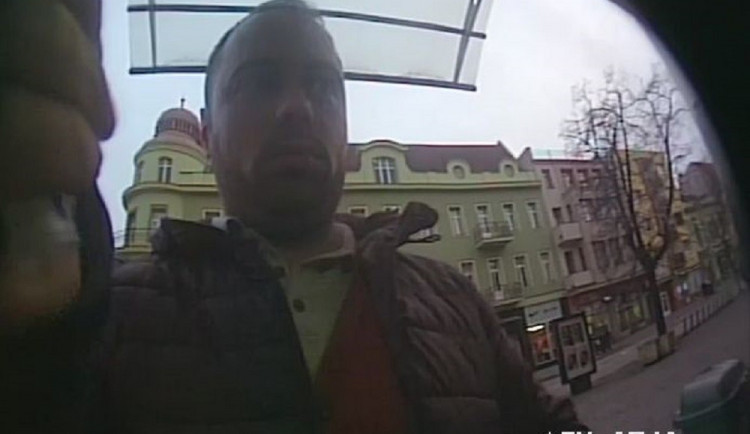 Nepoznáte tohoto muže?