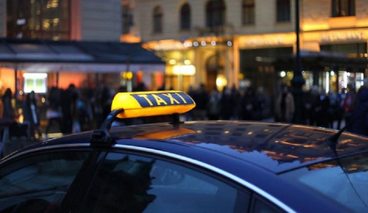 Opilý muž odmítal opustit taxík a taxikáři sprostě nadával, skončil spoutaný na záchytce