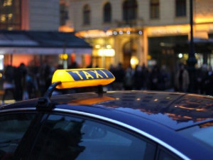 Opilý muž odmítal opustit taxík a taxikáři sprostě nadával, skončil spoutaný na záchytce