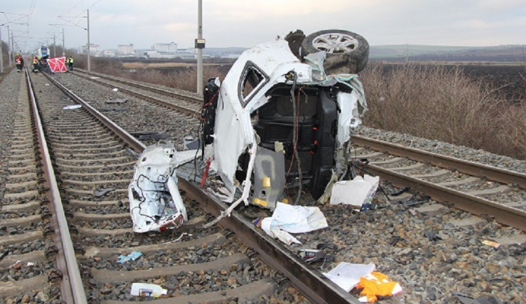Policisté pracují s verzí, že za nedělní srážkou vlaku s autem na přejezdu mohla být sebevražda