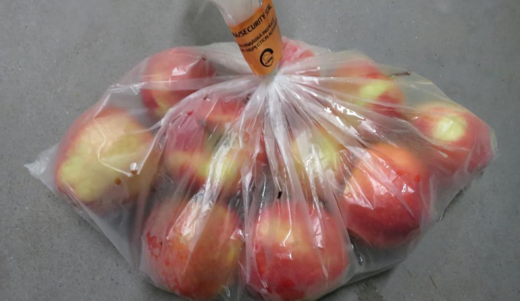 Inspekce našla opět pesticidy v jablkách z Polska