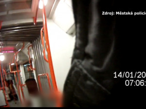 VIDEO: Muž byl tak opilý, že nedokázal vylézt ze šaliny. Nadýchal 4, 25 promile