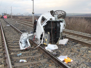 Policisté pracují s verzí, že za nedělní srážkou vlaku s autem na přejezdu mohla být sebevražda