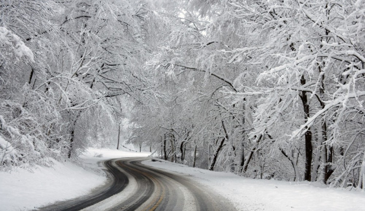 Na jižní Moravu sedá sněhová přikrývka. Dálnice ucpávají nehody, policisté jich řešili už padesát
