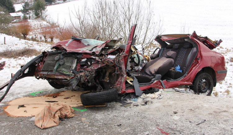Jeden z řidičů dnešní autonehody na silnici z Brna do Svitav v nemocnici zemřel