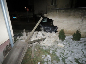 Opilý mladík v Passatu si zahrál na demoliční kouli a prorazil zeď vedle rodinného domu