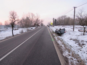 Seniorka dostala smyk a převrátila auto na střechu