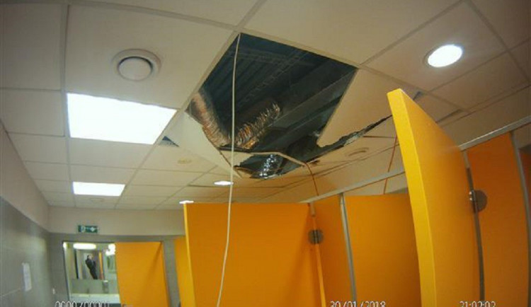 FOTO: Muž zdemoloval strop na dámských veřejných toaletách. Prý jen omylem