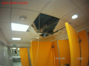 FOTO: Muž zdemoloval strop na dámských veřejných toaletách. Prý jen omylem