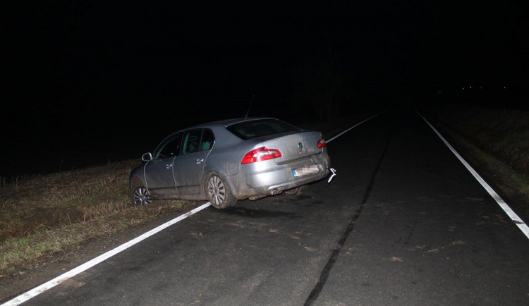 Sedl za volant opilý a vyboural se, tak začal zase pít