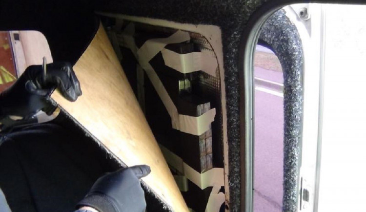 VIDEO: Pašerácká vynalézavost v praxi. Bulhar vezl cigarety zašité v každém kousku dodávky