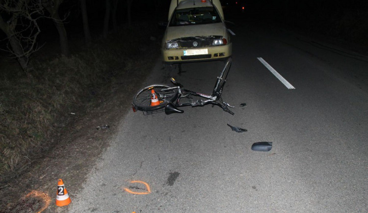 Opilý neosvětlený cyklista  přejel do protisměru a srazilo ho auto, nadýchal přes dvě promile