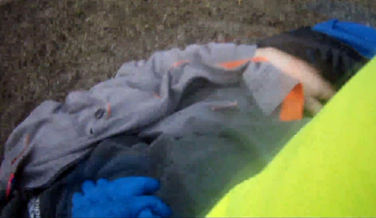 VIDEO: Strážníci a svědek přivedli srdeční masáží zkolabovaného muž zpět k životu