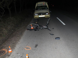 Opilý neosvětlený cyklista  přejel do protisměru a srazilo ho auto, nadýchal přes dvě promile