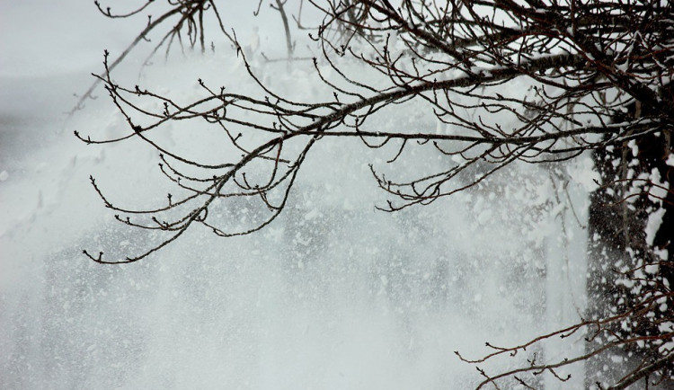 POČASÍ NA ČTVRTEK: Dopoledne lehce zasněží, později se vyjasní