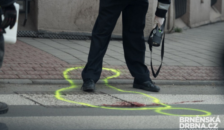 Auto srazilo v neděli večer u Brna chodce, ten bohužel zemřel. Tah na Svitavy byl uzavřený