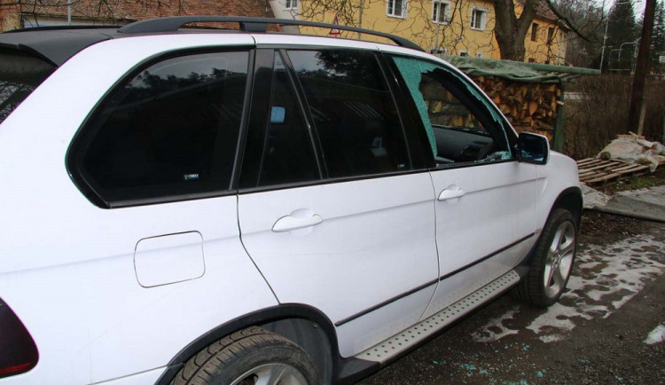 Neznámý zloděj se vyřádil na zaparkovaném luxusním bavoráku