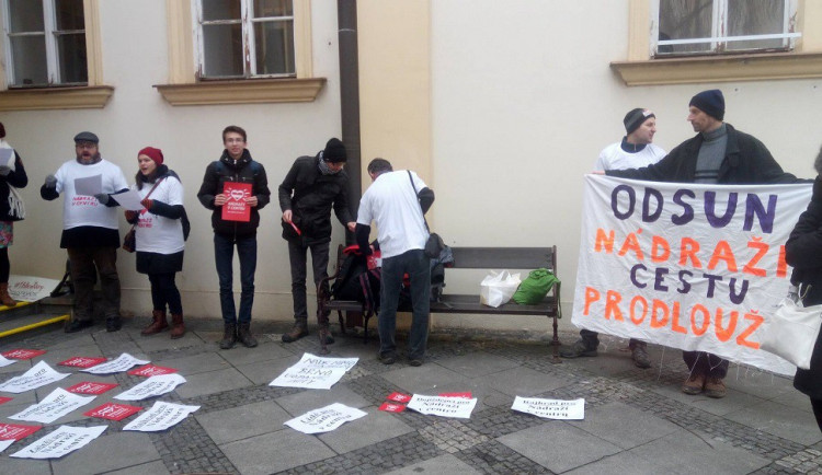 Před jednáním zastupitelstva se sešla a zpívala skupinka odpůrců odsunu