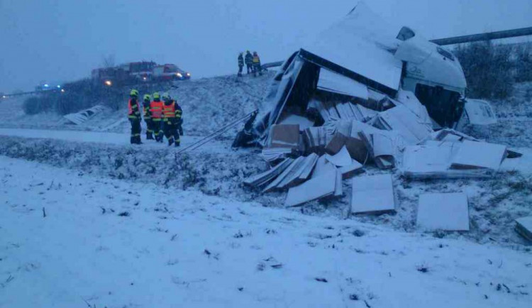 Na jižní Moravě napadal sníh, policisté od rána řeší desítky nehod