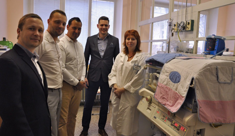 Nadační spolek zajistil nemocnici pět monitorů životních funkcí předčasně narozených miminek