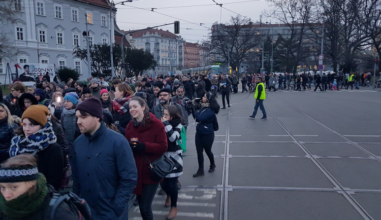Stovky lidé ve čtvrtek v Brně protestovaly proti popírání romského holokaustu