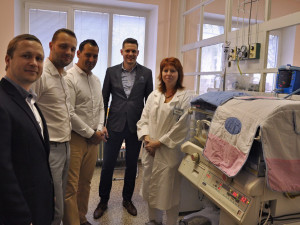 Nadační spolek zajistil nemocnici pět monitorů životních funkcí předčasně narozených miminek